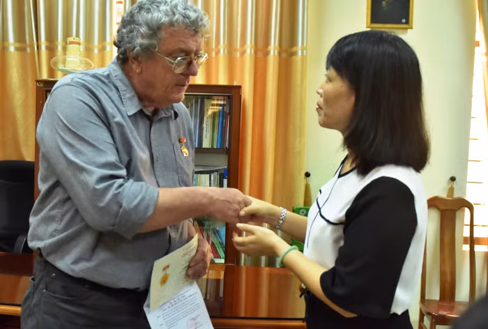 "Ông Mai phụ nữ" nhận kỷ niệm chương "Vì sự nghiệp phát triển của phụ nữ Việt Nam".