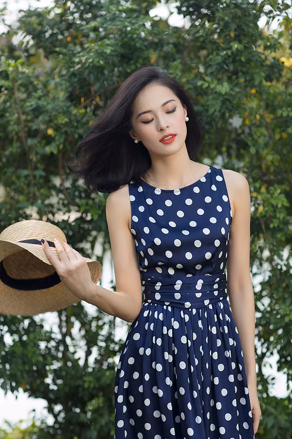 Các kiểu phụ kiện hợp không khí mùa hè và đồng điệu cùng phong cách vintage như túi cói, mũ nan, hoa tai ngọc trai cũng được chọn lựa để mix cùng các set đồ.