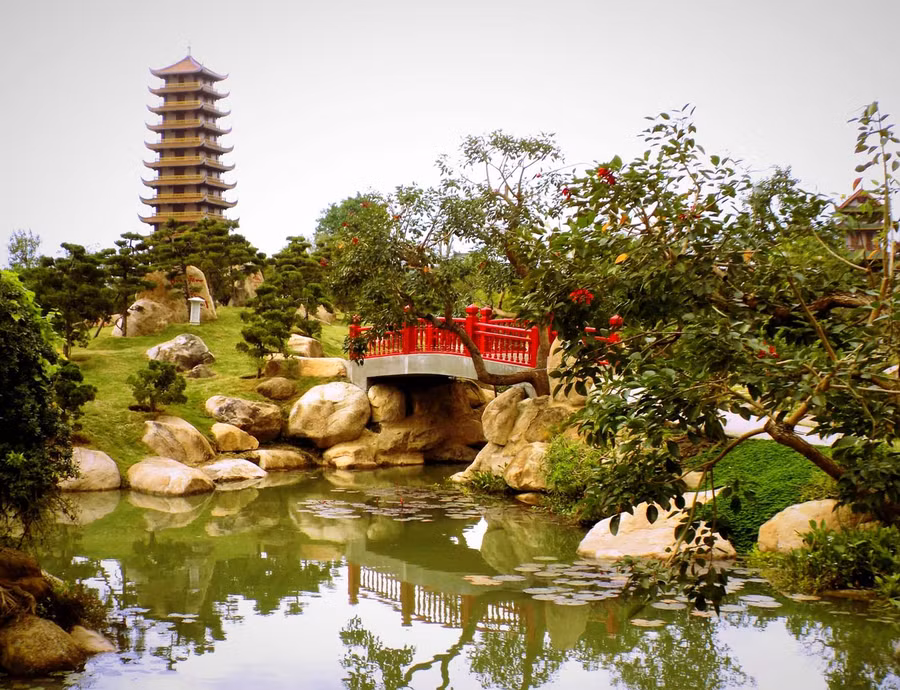 Phía sau vườn cây cảnh là bảo tháp 12 tầng.