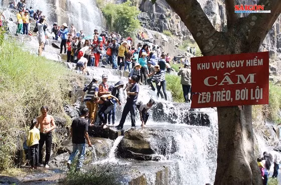 Dù đã có biển cảnh báo nhưng vào mùa lễ hội, nhiều du khách vẫn bất chấp nguy hiểm trèo lên thác Pongour. 
