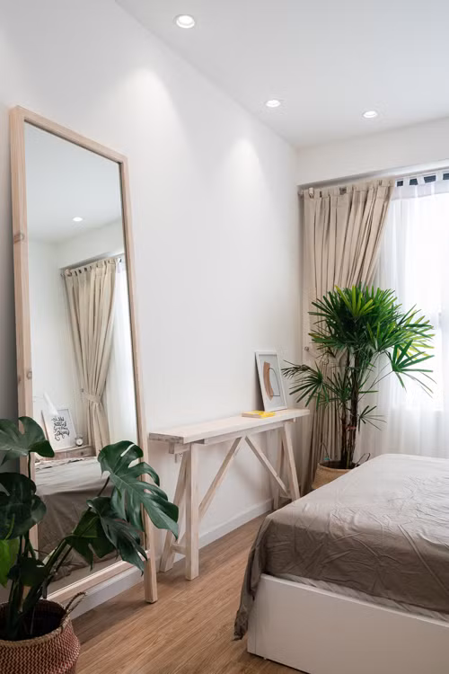 Từng chi tiết như bàn ở chân giường hay bình trồng cây có kiểu dáng mộc mạc hoặc được làm màu cũ tạo cảm giác nhà mới nhưng vẫn thân quen.