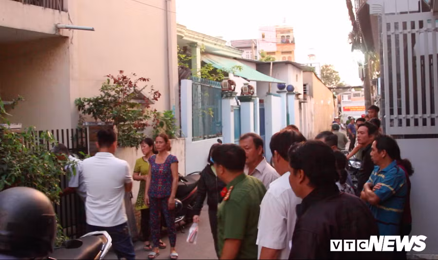 Nhiều hàng xóm bàng hoàng trước cái chết bất thường của bà Hương.