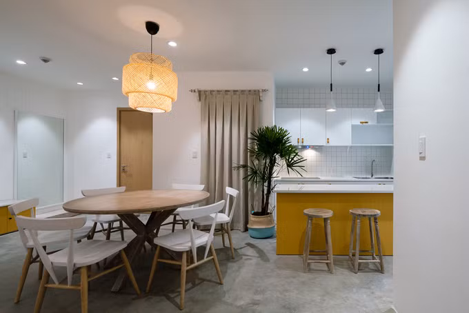 Ban đầu, nhà có diện tích 70 m2 với 3 phòng ngủ nên mọi khu chức năng đều bị chật hẹp. Trong khi đó, gia chủ hiện sống một mình, thỉnh thoảng có bố mẹ ghé thăm. Bởi vậy, người thiết kế quyết định bỏ bớt một phòng ngủ để bếp và phòng ăn rộng rãi hơn.