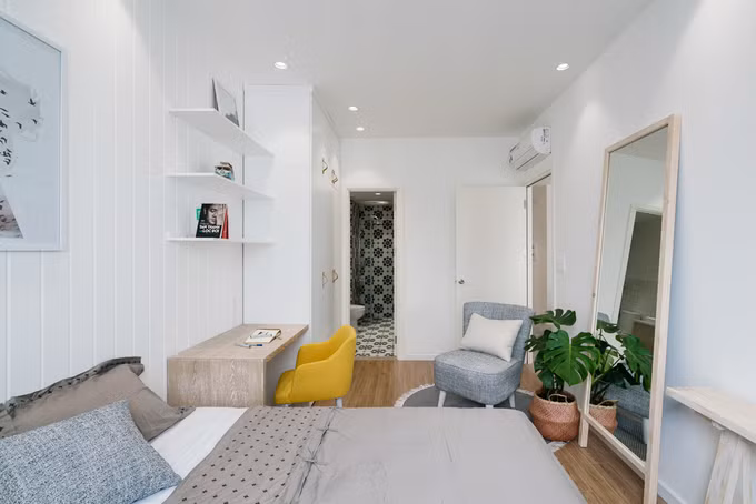 Phòng ngủ chính có diện tích 15 m2, đáp ứng được đầy đủ các nhu cầu của gia chủ như có góc làm việc, chỗ ngồi đọc sách. Hình thức sọc dọc được rải đều ở tường, tủ quần áo... tạo nên sự liên kết giữa các phòng.