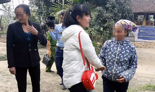 Cô gái sau hơn 1 năm bị lừa bán được giải cứu đưa về với gia đinh. Cô gái sau hơn 1 năm bị lừa bán được giải cứu đưa về với gia đinh,.