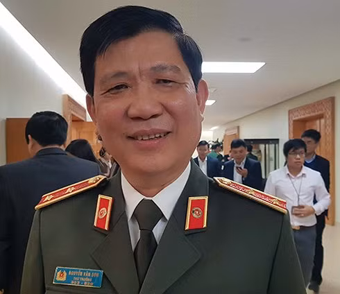 Trung tướng Nguyễn Văn Sơn - Thứ trưởng Bộ Công an cho biết, biển số xe sẽ được đấu giá trực tuyến nhưng biển số đẹp sau đấu giá sẽ không được phép chuyển nhượng. Trung tướng Nguyễn Văn Sơn - Thứ trưởng Bộ Công an cho biết, biển số xe sẽ được đấu giá trực tuyến nhưng biển số đẹp sau đấu giá sẽ không được phép chuyển nhượng.