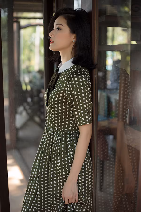  Ở bộ sưu tập này, hoạ tiết chấm bi mang đặc trưng của phong cách retro được hai nữ thiết kế thể hiện một cách lôi cuốn qua nhiều kiểu trang phục phù hợp với không khí xuân hè.