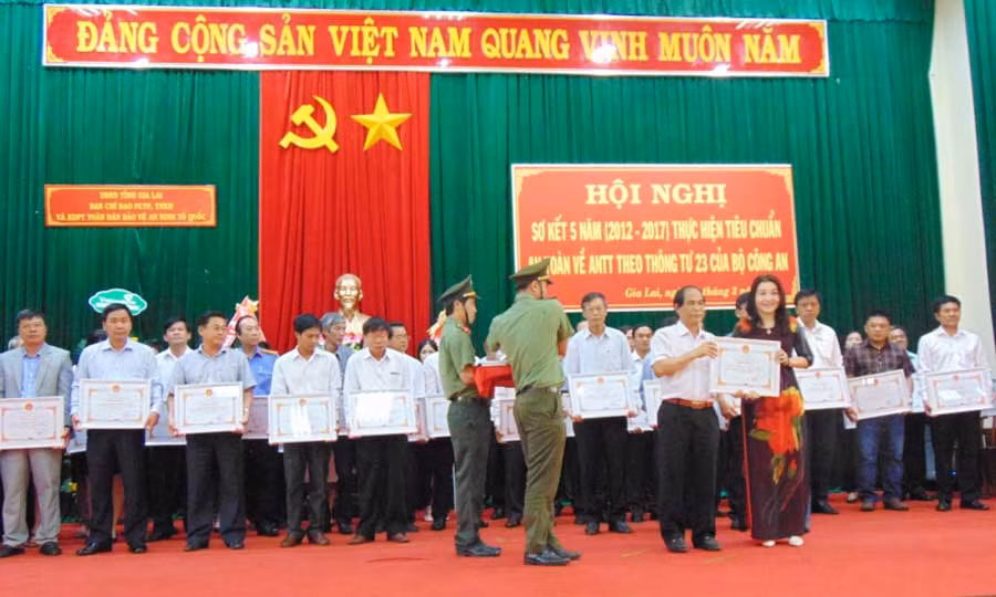 Ông Võ Ngọc Thành-Chủ tịch UBND tỉnh trao Bằng công nhận của UBND tỉnh cho các cơ quan, doanh nghiệp, trường học đạt chuẩn An toàn về an ninh trật tự. Ảnh: Lê Anh