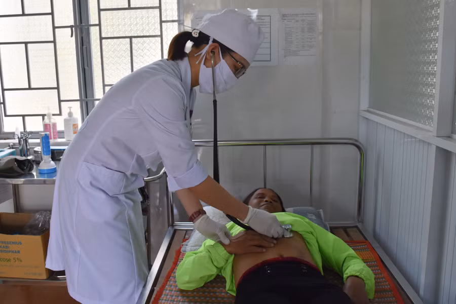 Ngành Y tế huyện chú trọng nâng cao chất lượng khám, chữa bệnh cho người dân. Ảnh: N.T