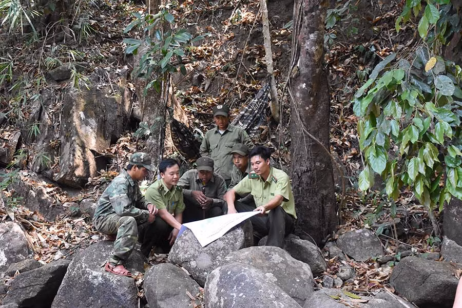 Kiểm lâm và các thành viên tổ quản lý và bảo vệ rừng triển khai phương án tuần tra. Ảnh: Ngọc Sang Ảnh: Ngọc Sang