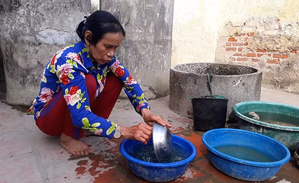 Bà Huệ bảo mấy đêm nay không chợp mắt vì lo cho đứa con duy nhất - Châu Việt Cường - vừa bị bắt. Ảnh: Lam Sơn.