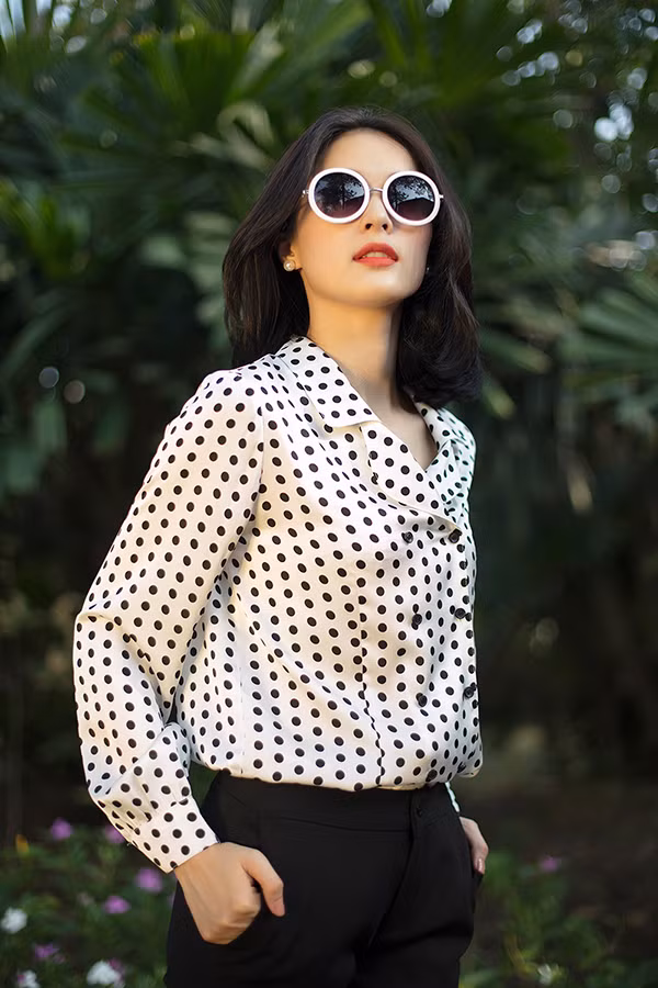  Từ cách sử dụng chất liệu, hoạ tiết cho đến phần tạo phom dáng, bộ sưu tập mang đến nhiều kiểu trang phục giúp chị em công sở xinh đẹp hơn khi đến văn phòng trong những ngày nắng tháng 3.
