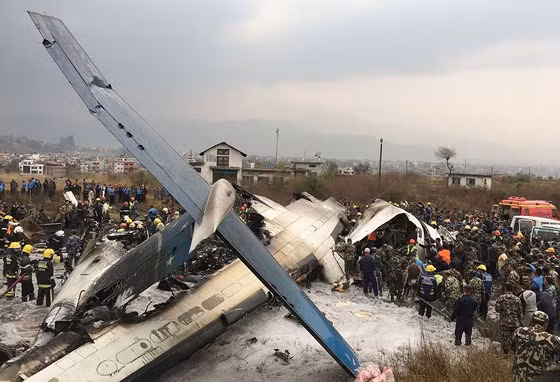 Lực lượng cứu hộ tại hiện trường máy bay chở khách Bangladesh rơi ở Kathmandu, Nepal, ngày 12-3-2018. Ảnh: AP