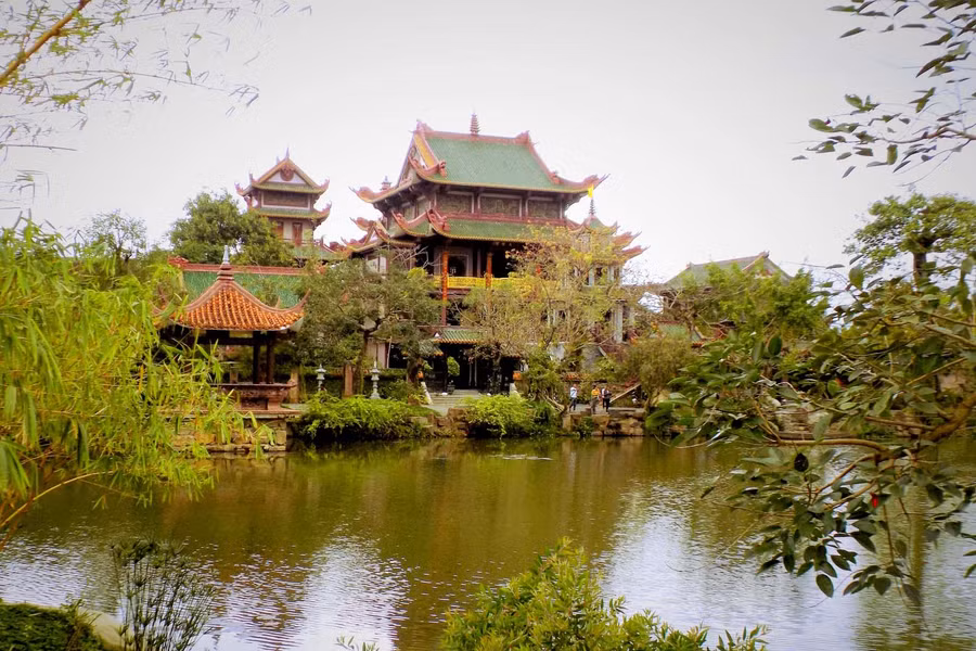 Chánh điện chùa Thiên Hưng nhìn từ vườn tản bộ.