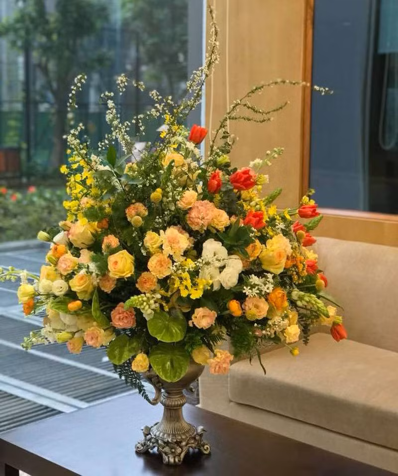  Nhiều người còn đặt những bó hoa, bình hoa khủng với giá cả chục triệu đồng