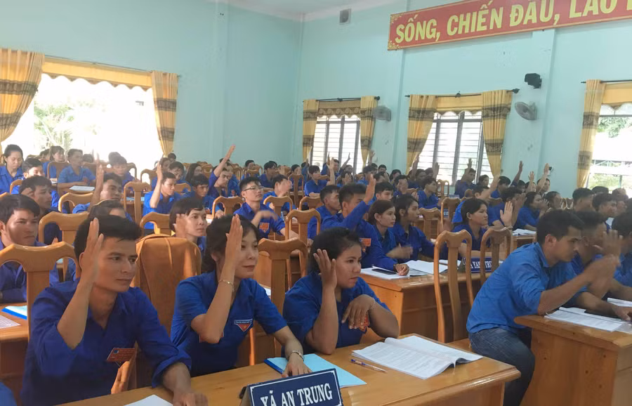 Biểu quyết thống nhất các chỉ tiêu Nghị quyết. Ảnh: Thúy Ngọ