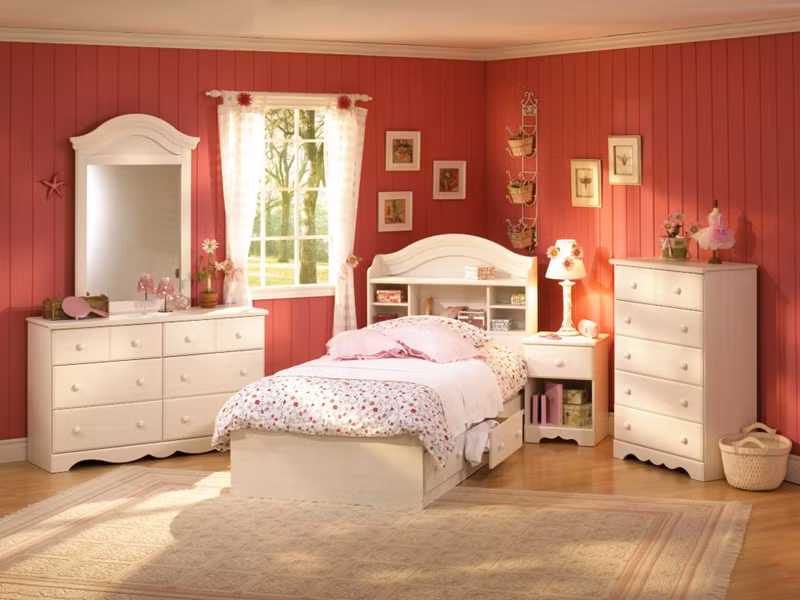 Cánh cửa sổ bên cạnh giường ngủ có thể giúp trẻ ngắm cảnh vật thiên nhiên ở bên ngoài.