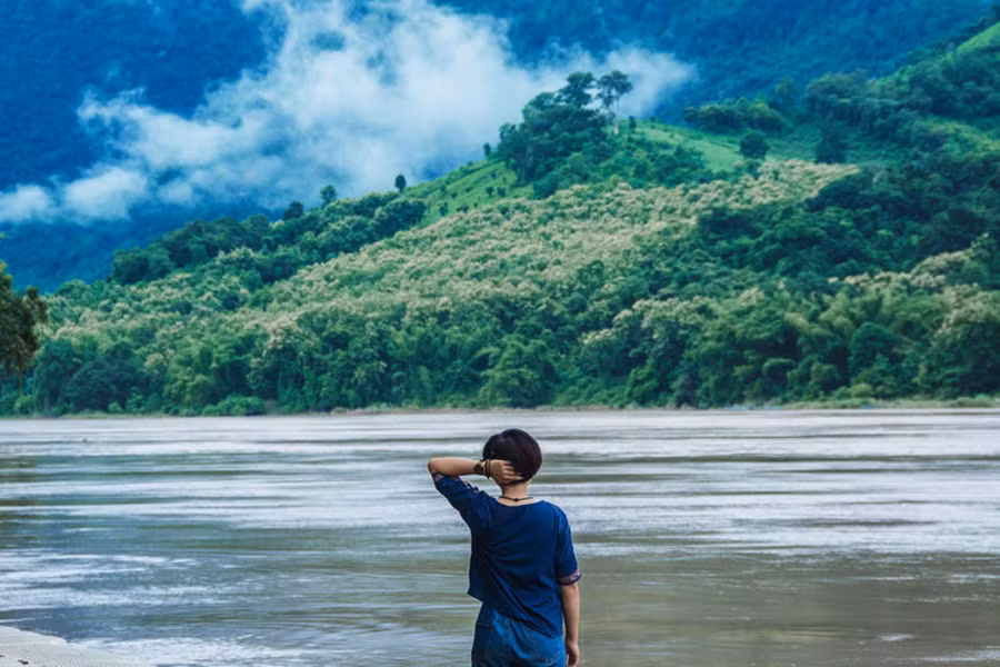 Khoảnh khắc thật choáng ngợp khi tác giả đứng bên dòng Mekong đục ngầu mùa lũ