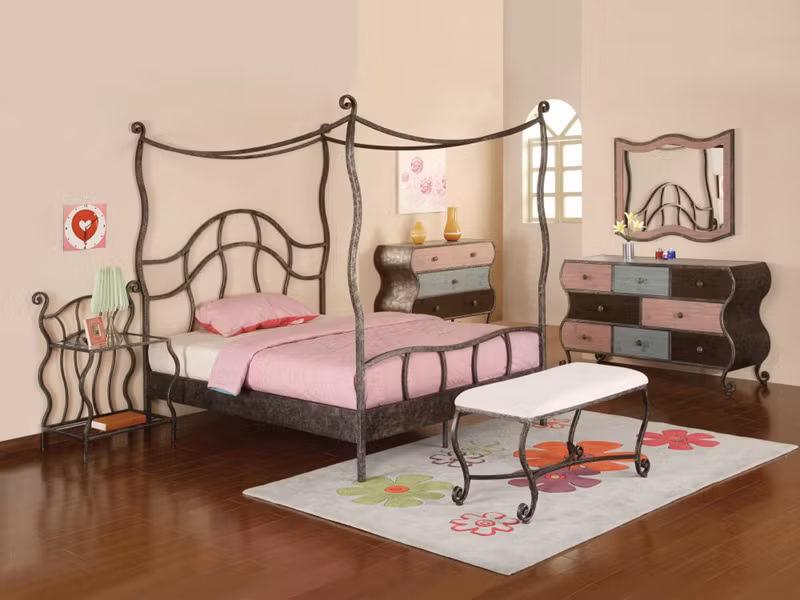  Căn phòng trở nên độc đáo khi có giường, bàn, tủ được làm bằng khung sắt với kỹ thuật uốn lượn rất tài nghệ.