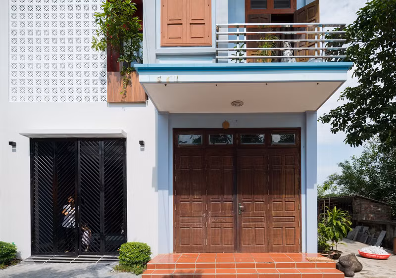  Mặt trước đơn giản, mái hiên kéo dài giúp nhiệt độ bên trong nhà không bị quá nóng khi mặt trời lên cao.
