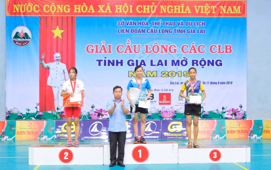 Ban tổ chức trao thưởng cho các vận động viên xuất sắc. Ảnh: Hà Phương