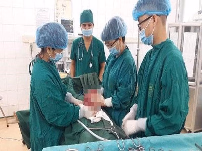Các bác sĩ BV đa khoa tỉnh Tuyên Quang đang phẫu thuật lấy u xơ cho bệnh nhân. Ảnh: BVCC
