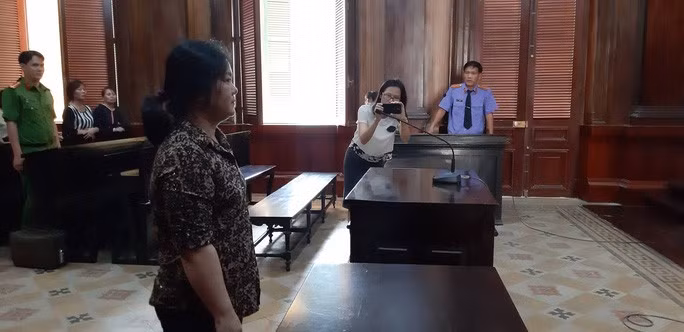  Chân dung người phụ nữ giết người cướp của (bìa trái)