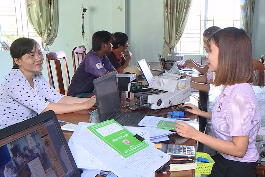  Cán bộ Phòng Giao dịch Ngân hàng CSXH huyện Phú Thiện giải ngân vốn cho khách hàng tại điểm giao dịch xã Chư A Thai. Ảnh: P.N