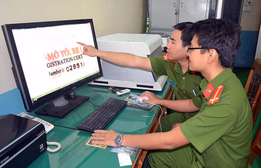  Giám định tài liệu tại Phòng Kỹ thuật Hình sự Công an tỉnh. Ảnh: H.V.H
