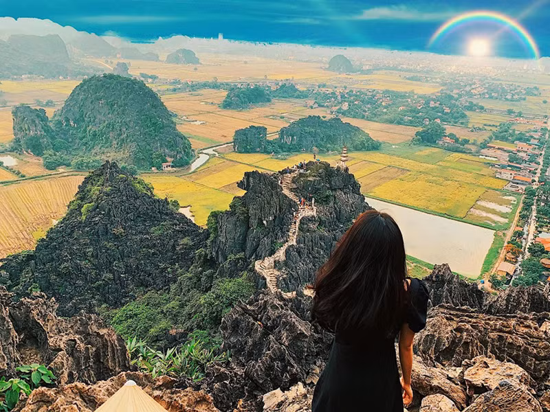 Từ đỉnh núi Múa, bạn có thể thu trọn cả vùng Tam Cốc vào trong tầm mắt. Mùa thu cũng là khoảng thời gian ngắm lúa chín đẹp nhất tại Ninh Bình. Kiến trúc, thiên nhiên hòa quyện tạo thành một trong những điểm đến chưa bao giờ hết 