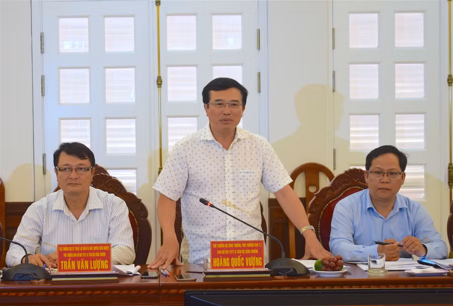 Thứ trưởng Bộ Công thương Hoàng Quốc Vượng kết luận buổi làm việc. Ảnh: Hồng Thi Thứ trưởng Bộ Công thương Hoàng Quốc Vượng kết luận buổi làm việc. Ảnh: Hồng Thi