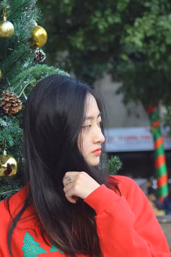  Ở góc chụp nghiêng, tân hoa hậu khoe được gương mặt góc cạnh cùng chiếc mũi cao. Thùy Linh cũng chiếm được tình cảm của khán giả với mái tóc đen dài 