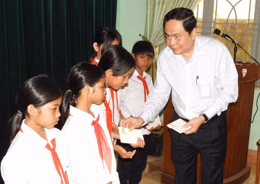 Chủ tịch Trần Thanh Mẫn trao quà hỗ trợ cho học sinh nghèo huyện Đak Đoa. Ảnh: Thanh Nhật