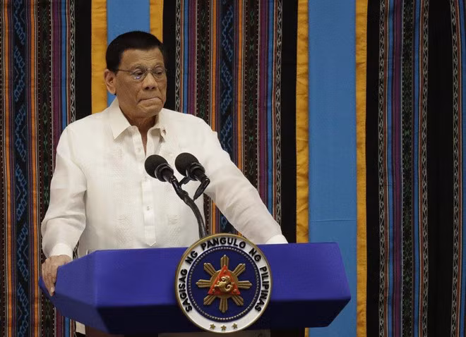 Tổng thống Philippines đang ở giữa nhiệm kỳ kéo dài 6 năm, ông từng hứa sẽ đưa phán quyết của tòa trọng tài ra với Bắc Kinh trước khi hết nhiệm kỳ. Ảnh: AP.