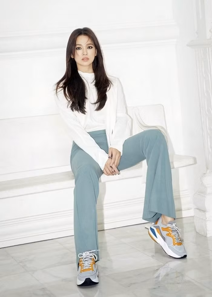 Cũng có thể thấy rõ, Song Hye đã thay đổi khá nhiều. Cô sút cân so với trước đây. Trước đó, lý do khiến cô không đeo nhẫn cưới cũng được một người bạn bật mí do bị sút cân và không đeo vừa nhẫn.