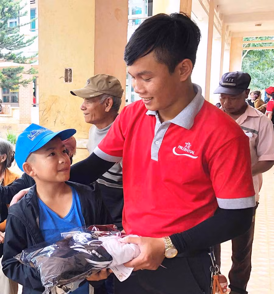  Đoàn từ thiện trao quần áo cho học sinh trước thềm năm học mới. Ảnh: N.T