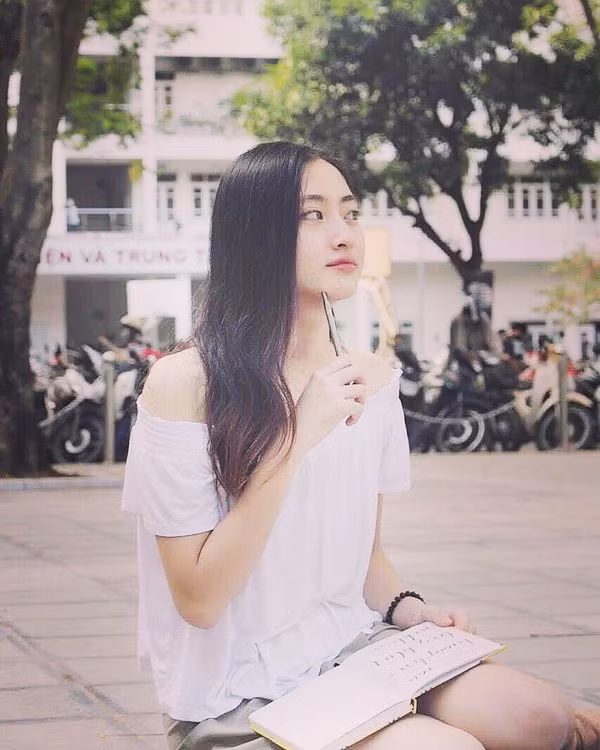  Ngay khi đăng quang, nhiều hình ảnh đời thường của cô được chia sẻ rầm rộ. Nhan sắc ngoài đời mộc mạc và giản dị phù hợp với lứa tuổi, khi đi học hay đi chơi với bạn bè Thùy Linh rất ít khi trang điểm (Ảnh: FBNV)