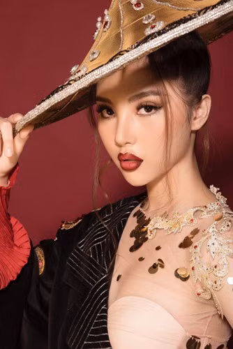  Phụ kiện kèm theo trang phục được lấy cảm hứng từ những phụ kiện triều Nguyễn. Đặc biệt là chiếc nón được lấy ý tưởng từ nón chóp của vua Khải Định và được điều chỉnh lại cho phù hợp.