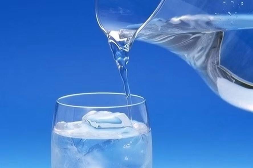 Thời tiết nắng nóng, nước đá lạnh được nhiều người sử dụng với mục đích giải nhiệt, đã cơn khát. Ảnh minh họa