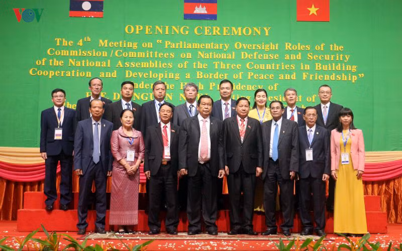 Các đại biểu chụp ảnh tại Hội nghị.
