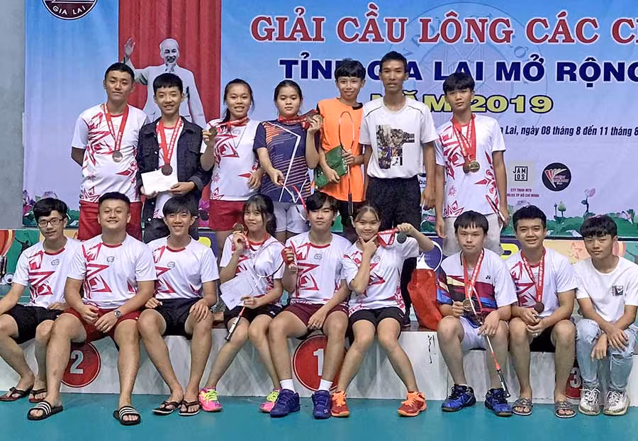  Các tay vợt của Trường THPT chuyên Hùng Vương tại Giải Cầu lông các câu lạc bộ tỉnh Gia Lai mở rộng 2019. Ảnh: M.V