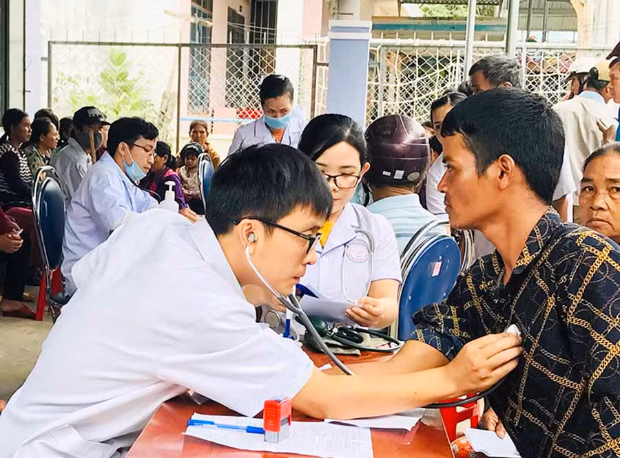  Các y-bác sĩ khám, cấp thuốc miễn phí cho người dân xã Ia Ake (huyện Phú Thiện). Ảnh: Đ.M.P
