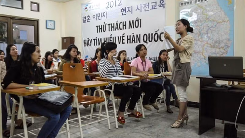  Một lớp dạy về văn hóa Hàn Quốc cho các cô dâu Việt ở TP.HCM. Ảnh: Al Jazeera.