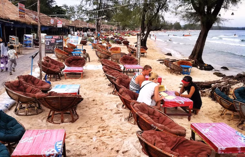 Sihanoukville- bãi biển xinh đẹp ở Campuchia rất đáng để ghé thăm trong chuyến đi tới Đông Nam Á. Dù bạn muốn thư giãn hay trải nghiệm những môn thể thao dưới nước đầy mới lạ, nơi đây sẽ khiến bạn hài lòng. Sihanoukville- bãi biển xinh đẹp ở Campuchia rất đáng để ghé thăm trong chuyến đi tới Đông Nam Á. Dù bạn muốn thư giãn hay trải nghiệm những môn thể thao dưới nước đầy mới lạ, nơi đây sẽ khiến bạn hài lòng.