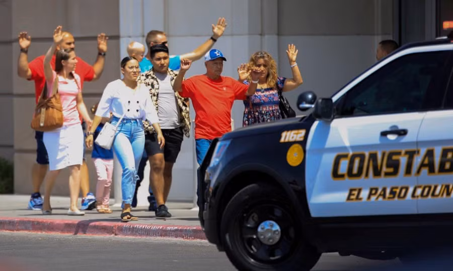  Những người đi mua sắm rời khỏi hiện trường vụ xả súng tại El Paso, Texas. Ảnh: Reuters.