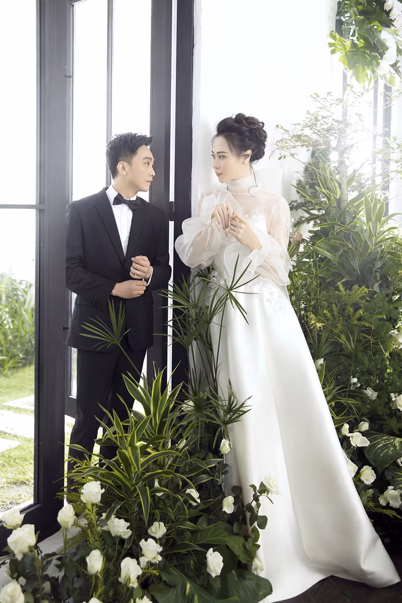 Đây cũng là bộ hình đầu tiên cô dâu và chú rể khoe khéo cặp nhẫn cưới của mình sau ngày trọng đại.