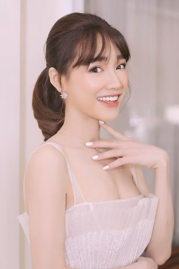  Nhã Phương sinh con gái đầu lòng hồi tháng 1, nhưng gần đây cô mới công khai tin vui. Nhiều khán giả dành lời khen ngợi cho nhan sắc ngọt ngào của bà xã Trường Giàng sau khi sinh con. Ảnh: NVCC