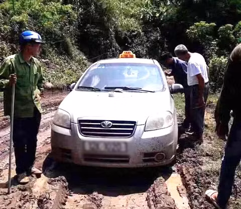 Chiếc xe 3 đối tượng người Trung Quốc bỏ lại tại bản Đá Phổ (xã Bắc Phong, huyện Phù Yên, tỉnh Sơn La). Chiếc xe 3 đối tượng người Trung Quốc bỏ lại tại bản Đá Phổ (xã Bắc Phong, huyện Phù Yên, tỉnh Sơn La).