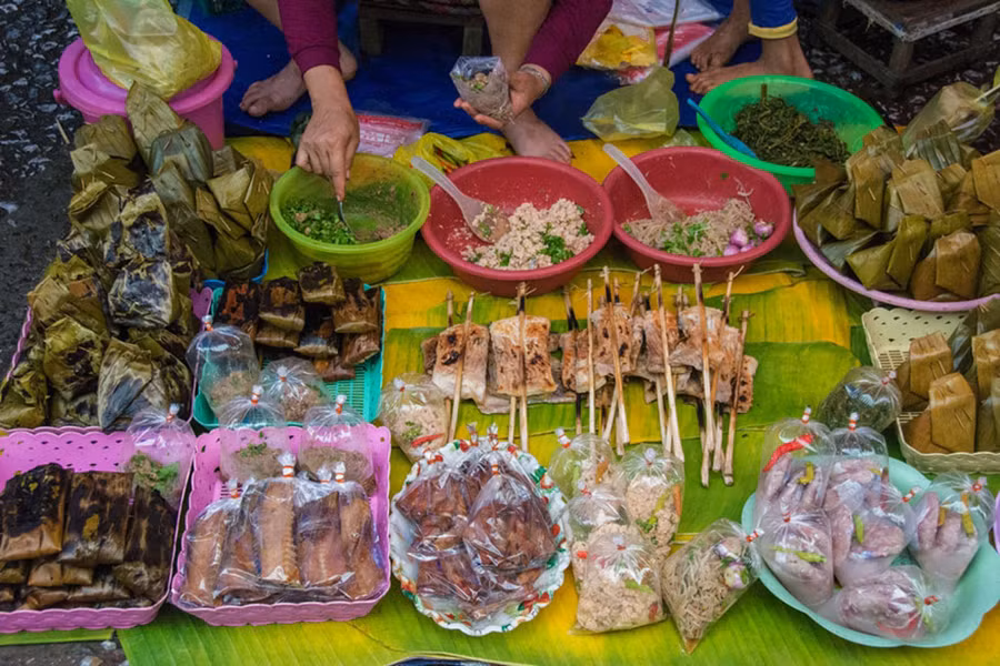  Trải nghiệm thú vị về ẩm thực Lào với tôi không phải những những giỏ xôi béo ngậy, món Lạp cay nhức lưỡi hay súp cá thơm nức mũi, mà chính là những món ăn bán ở chợ, hương vị lạ lùng và rất Lào