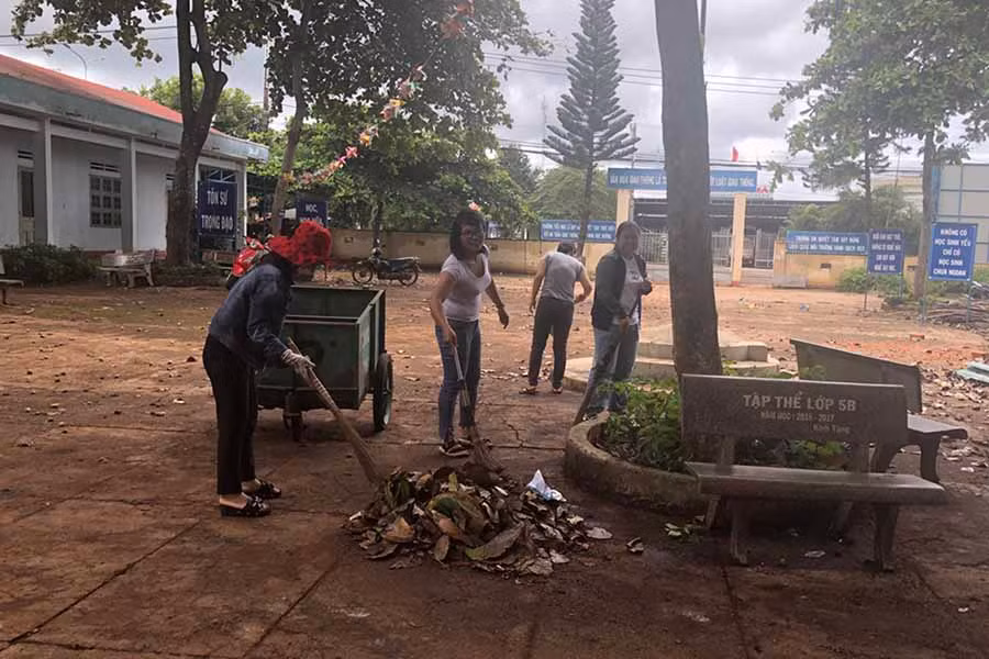 Cán bộ, giáo viên Trường Tiểu học Lê Quý Đôn dọn vệ sinh khuôn viên nhà trường. Ảnh: P.N